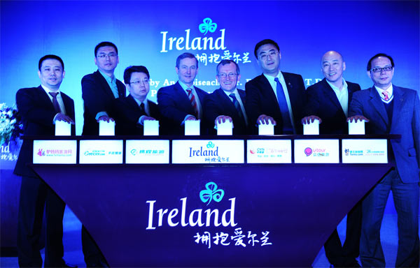 爱尔兰总理（左四） 爱尔兰旅游局CEO（左五）与中国六家旅行社高层代表共同启动个人旅游签证和自由行产品